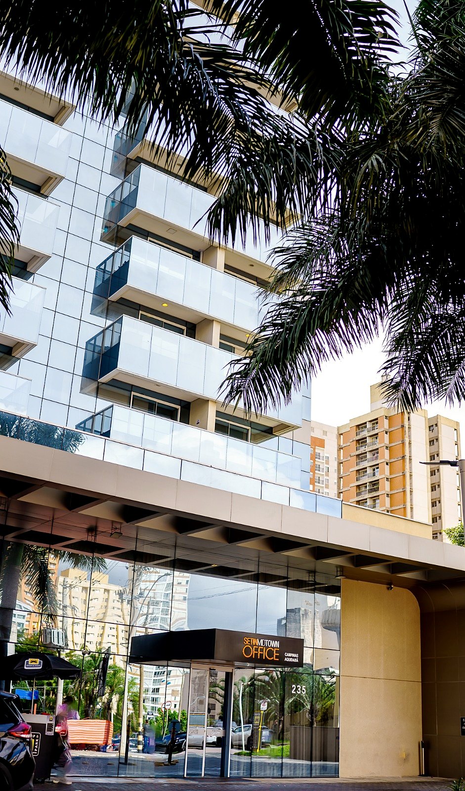Entrada do Edifício Setin Midtown Office, na Rua José Paulino, 235