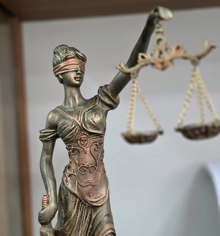 Estátua da Justiça em bronze na estante do escritório