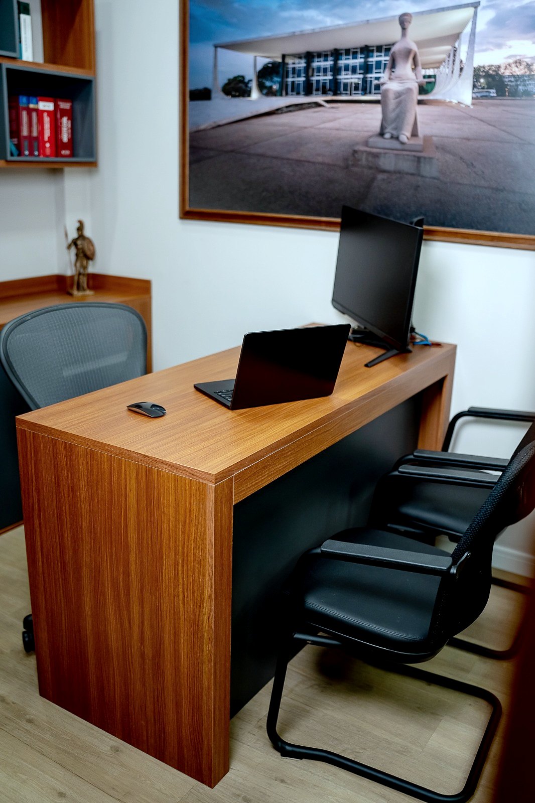 Mesa de atendimento com quadro do Supremo Tribunal Federal ao fundo