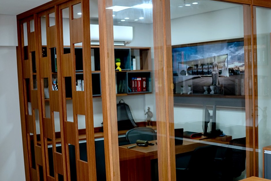 Sala do escritório com divisória de vidro e marcenaria em madeira